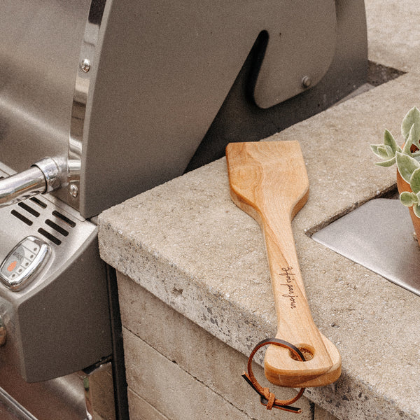 Grattoir pour BBQ en merisier